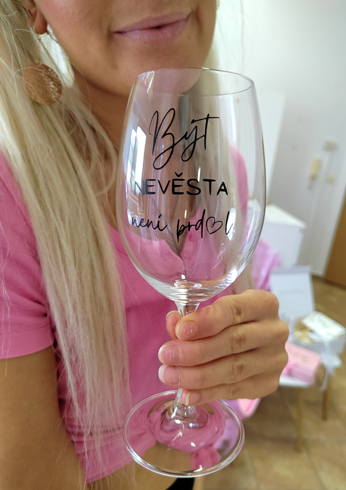 Sklenice na víno Být nevěsta a ženich není prdel