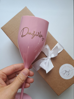 Nerozbitná sklenice na sekt Družička