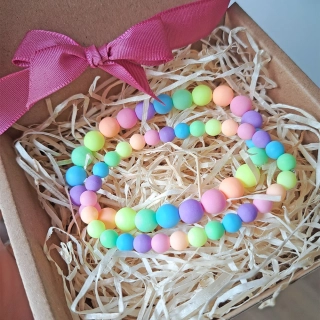 Sada náramků z pastelových korálků